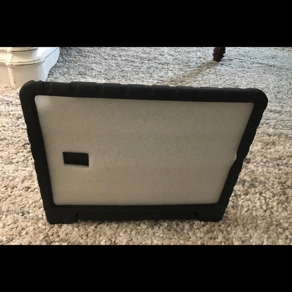 iPad rubber Cary case!! No worries!! Durable!! - Picture 6 of 10